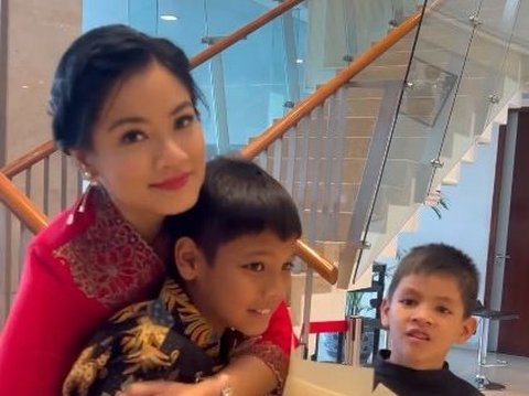 Potret Cantik Titi Kamal saat Hadir di Acara Wisuda Anak, Tampil Mengenakan Busana Kebaya