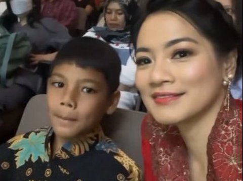 Potret Cantik Titi Kamal saat Hadir di Acara Wisuda Anak, Tampil Mengenakan Busana Kebaya