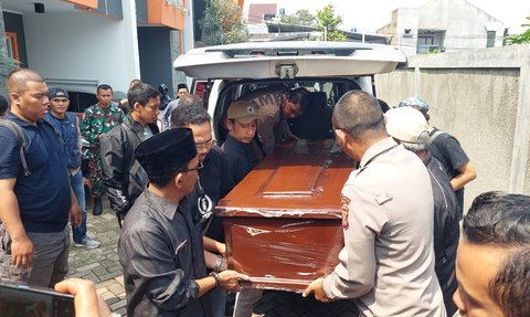 Isak Tangis Keluarga dan Kerabat Iringi Pemakaman Farid Ahmad, Mekanik Pesawat Latih Jatuh di BSD Tangsel