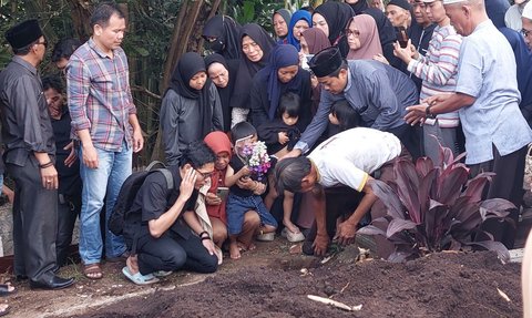 Isak Tangis Keluarga dan Kerabat Iringi Pemakaman Farid Ahmad, Mekanik Pesawat Latih Jatuh di BSD Tangsel