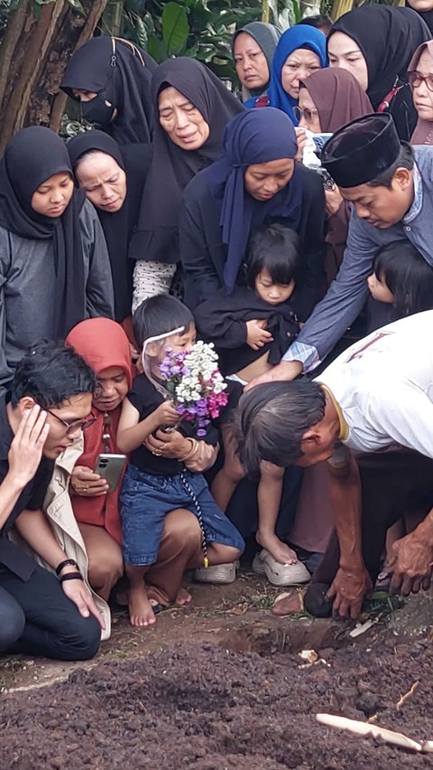 Isak Tangis Keluarga dan Kerabat Iringi Pemakaman Farid Ahmad, Mekanik Pesawat Latih Jatuh di BSD Tangsel