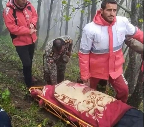 FOTO: Momen Tim SAR Menembus Kabut Hutan Pegunungan Evakuasi Jenazah Presiden Iran Ebrahim Raisi