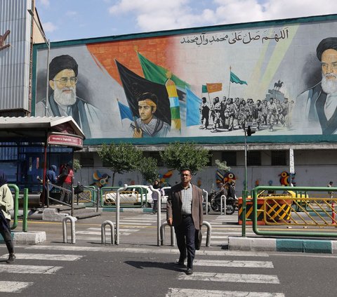 Di tengah momen duka tersebut, sebuah mural yang menampilkan mendiang pemimpin Revolusi Islam Ayatollah Ruhollah Khomeini dan Pemimpin Tertinggi Iran Ayatollah Ali Khamenei terlihat di sebuah gedung di sebuah jalan di Teheran, Iran 20 Mei 2024. Foto: Majid Asgaripour/WANA (West Asia News Agency) via REUTERS