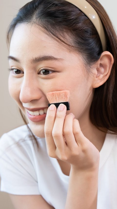 Only with Blush On, Face Immediately Slender in an instant.