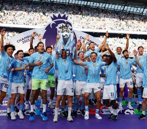 Manchester City sukses menorehkan tinta emas setelah meraih juara Premier League musim 2023/2024.<br><br>Tim Pep Guardiola itu berhasil meraih gelar juara untuk keempat kalinya secara beruntun. Pada laga penutup, City mengalahkan West Ham dengan skor 3-1. Foto: REUTERS<br>