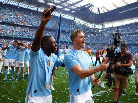 FOTO: Euforia Manchester City Cetak Sejarah dan Rekor Baru Juara 4 Kali Beruntun Usai Angkat Trofi Liga Inggris 2023/2024