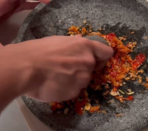5 Photos of Kaesang Pangarep Fulfilling Erina Gudono's Cravings, Willing to Crush Cooking Spices