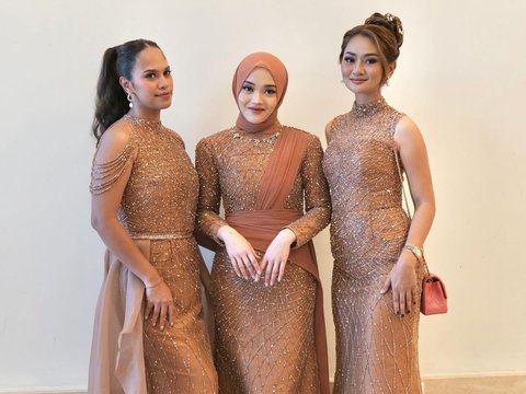 Potret Cantik Putri Delina di Acara Resepsi Pernikahan Sang Kakak, Kompak Banget Bareng Santyka Fauziah