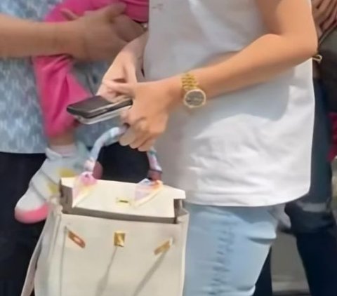 Simple Style of Selvi Ananda Wearing a T-Shirt but Her Hands Adorned with a Rp1.7 Billion Watch