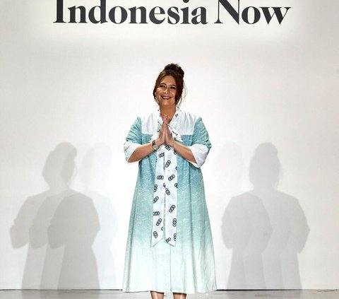 The Charm of Batik Coreta Louise Indonesia Colors the Gala Stage in Washington DC