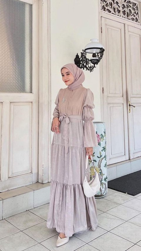 Look 3 - Kombinasi Dress Ruffle dan Warna Soft Pink Memberikan Kesan Feminin Serta Lembut<br>