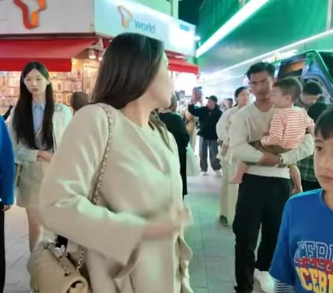 Potret Pratama Arhan Terus Gendong Rayyanza di Myeongdong Korea, Nagita Slavina 'Pengen Cepet Punya Anak'