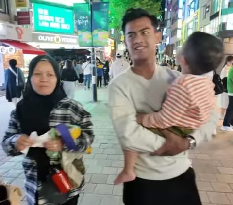 Potret Pratama Arhan Terus Gendong Rayyanza di Myeongdong Korea, Nagita Slavina 'Pengen Cepet Punya Anak'