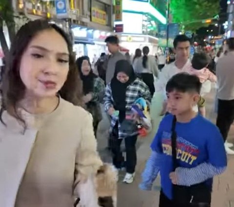 Potret Pratama Arhan Terus Gendong Rayyanza di Myeongdong Korea, Nagita Slavina 'Pengen Cepet Punya Anak'