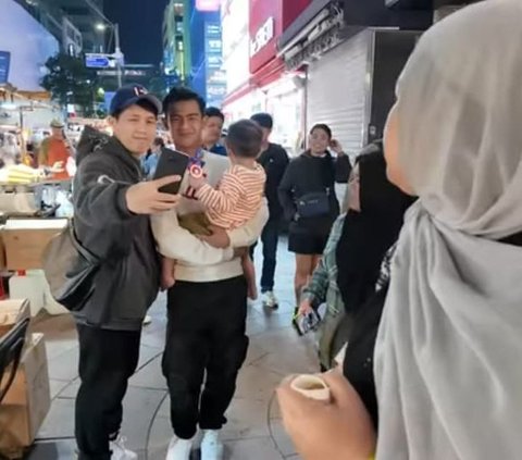 Potret Pratama Arhan Terus Gendong Rayyanza di Myeongdong Korea, Nagita Slavina 'Pengen Cepet Punya Anak'