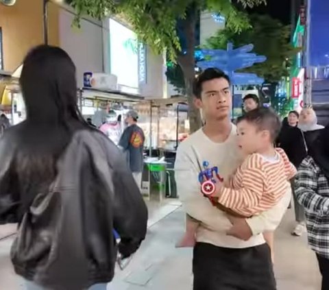 Potret Pratama Arhan Terus Gendong Rayyanza di Myeongdong Korea, Nagita Slavina 'Pengen Cepet Punya Anak'