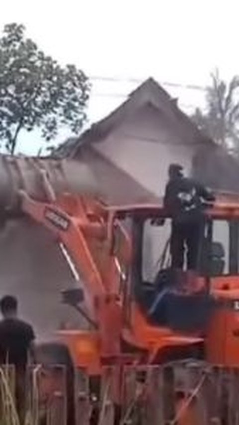 Viral Man from Malang Destroys Biological Mother's House with Bulldozer, Allegedly due to Inheritance Dispute.