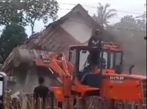 Viral Malang Man Destroys Biological Mother's House with Bulldozer, Suspected for Inheritance Dispute