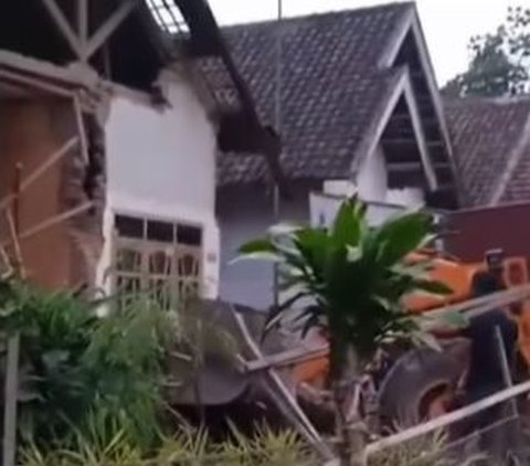 Viral Malang Man Destroys Biological Mother's House with Bulldozer, Suspected for Inheritance Dispute