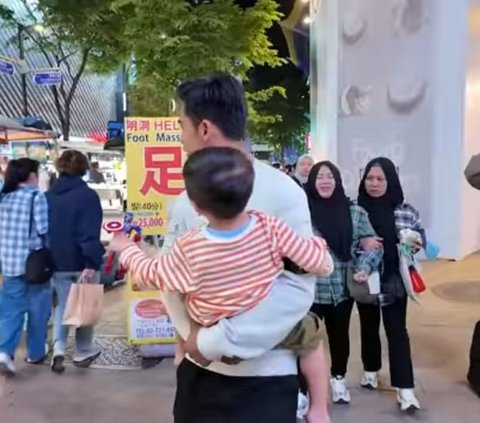 Potret Pratama Arhan Terus Gendong Rayyanza di Myeongdong Korea, Nagita Slavina 'Pengen Cepet Punya Anak'