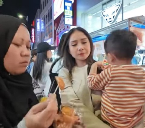 Potret Pratama Arhan Terus Gendong Rayyanza di Myeongdong Korea, Nagita Slavina 'Pengen Cepet Punya Anak'