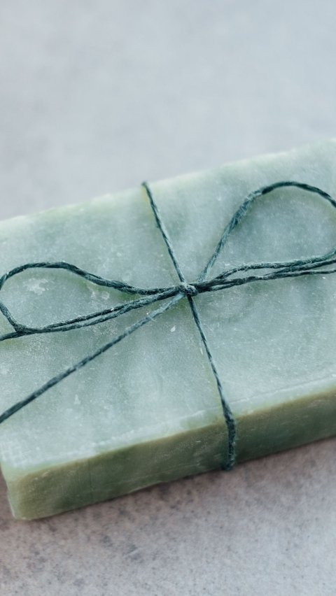 Kamu bisa gunakan sabun batang untuk hilangkan minyak pada lap dapur (Foto: Unsplash.com/freestocks)