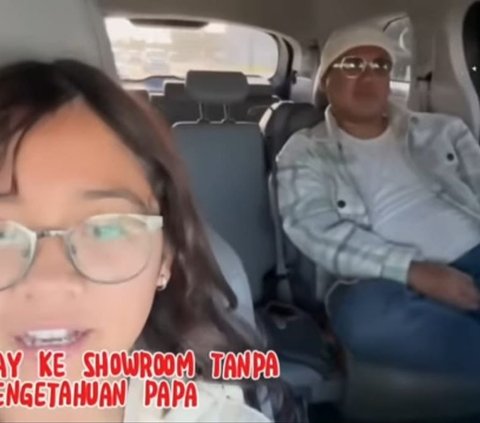 Potret Uya Kuya Dapat Hadiah Mobil Mewah di Amerika dari Istri dan Anak-anak, Melongo Sampai Mikir Diprank