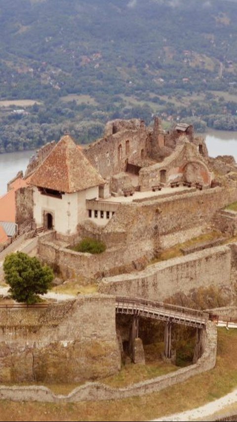 Dilansir Arkeonews, Senin (20/5), kastil ini dibentengi di sebuah bukit yang menghadap ke Danube di Hungaria utara.