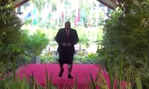 Nyentrik Penampilan Presiden Fiji Wiliame,  Curi Perhatian Pakai Rok saat Temui Jokowi di Bali