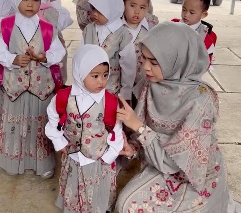 Potret Moana Anak Ria Ricis Sudah Sekolah di Usia Belum Genap 2 Tahun, Masuk PAUD Milik Ibu Sendiri