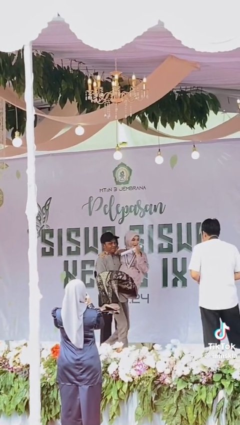 Viral Siswi SMP Digendong Ayah di Momen Kelulusan karena Patah Tulang Usai Kecelakaan, Bikin Haru<br>