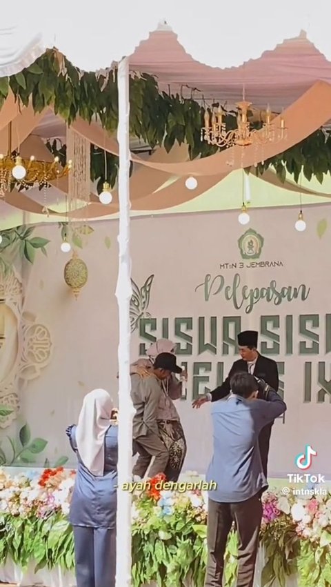 Viral Siswi SMP Digendong Ayah di Momen Kelulusan karena Patah Tulang Usai Kecelakaan, Bikin Haru