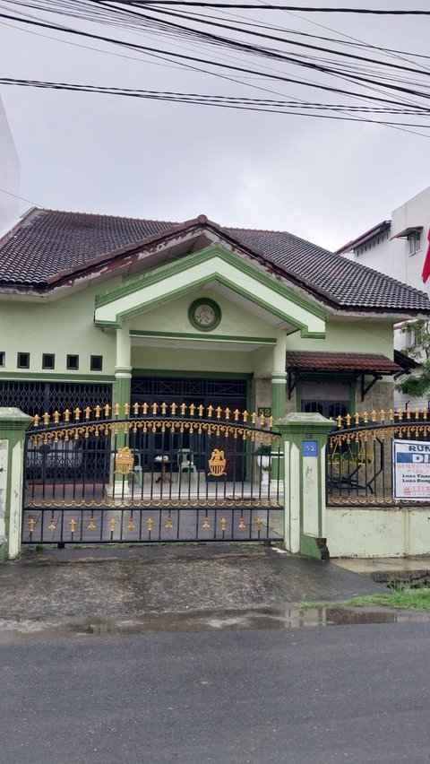 This is a picture of Babe Cabita's childhood home in Medan.