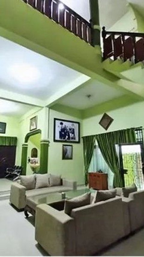 The house is handsome and warm with a dominant green color inside. Not only that, Babe's childhood home also appears to be very well-maintained.