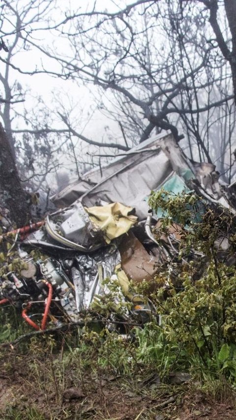 Puing-puing helikopter yang jatuh pada hari Minggu itu membawa Raisi dan juga Hossein Amir Abdollahian serta tujuh orang lainnya.<br>