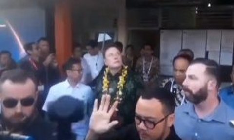 Datang ke Bali, Momen Elon Musk Diduga Curiga dengan Burung yang Terbang di Sekelilingnya Jadi Sorotan