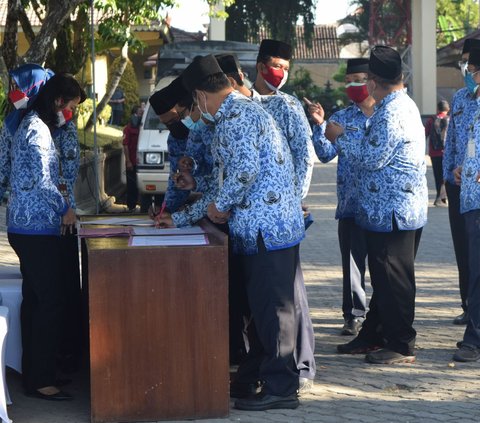 Survey: 74 Percent of Honorary Teachers' Salary is Lower than Indonesia's Minimum Wage