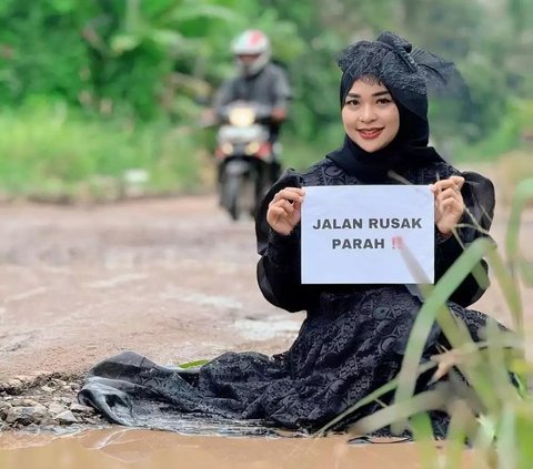 9 Beautiful Poses of Celebrity Ummu Hani Bathing in Mud and Hanging out in a Damaged Road Hole in Lampung, Even Criticized by the Regent