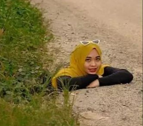 9 Beautiful Poses of Celebrity Ummu Hani Bathing in Mud and Hanging out in a Damaged Road Hole in Lampung, Even Criticized by the Regent