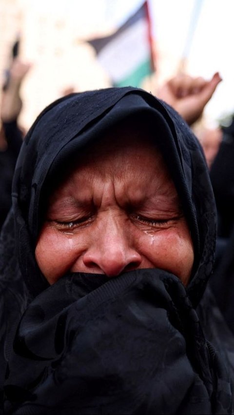 Ribuan wajah penuh dengan kesedihan saat berduka di bundaran Valiasr. Foto: Reuters<br>