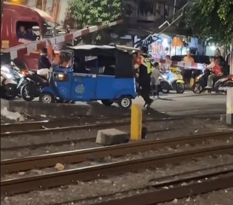 Viral Momen Pengendara Bajaj Nekat Terobos Palang Kereta, Bikin Warga Geram