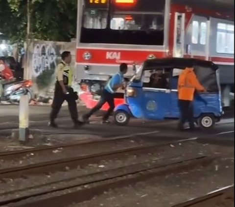 Viral Momen Pengendara Bajaj Nekat Terobos Palang Kereta, Bikin Warga Geram