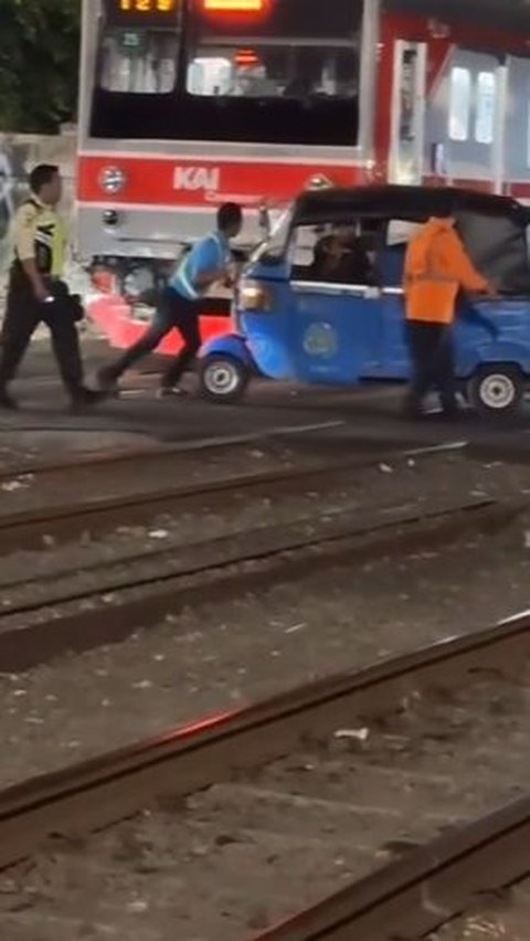 Viral Momen Pengendara Bajaj Nekat Terobos Palang Kereta, Bikin Warga Geram<br>