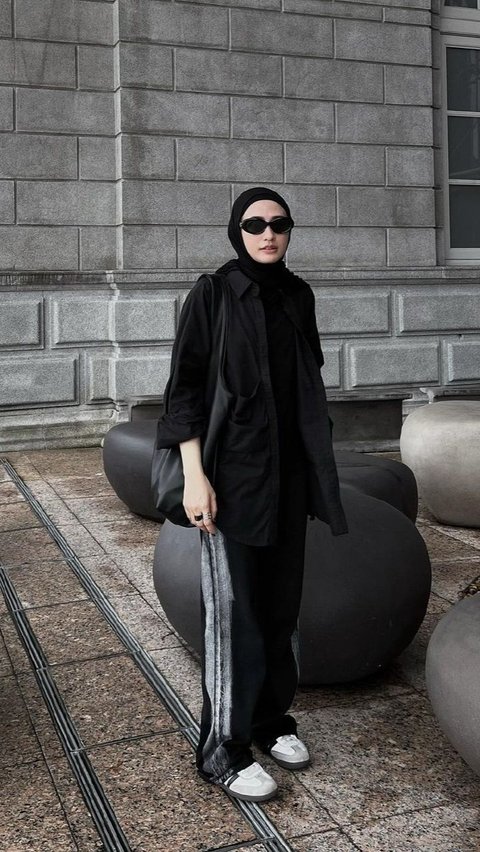 Look 3: Kemeja Oversize dan Black Jeans<br>