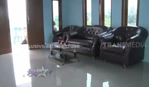 Saat memasuki pintu utama, tamu akan langsung disambut oleh sebuah sofa. Ruang tamu tersebut terlihat kental dengan nuansa biru yang mendominasi.