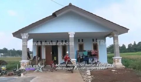 Terletak di tengah sawah, rumah penyanyi dangdut ini jauh dari kesan mewah. Sawah mengelilingi rumah dari segala arah, baik kanan, kiri, dan belakang.