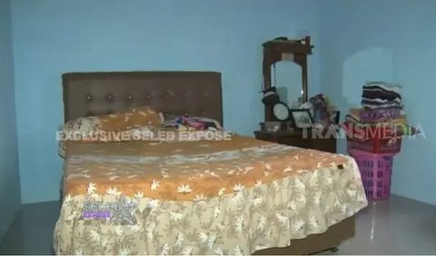 Potret salah satu dari tiga kamar tidur di rumah Sibad menampilkan dominasi warna biru telor bebek.