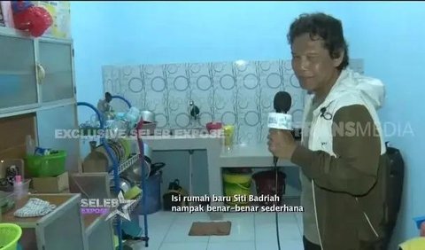 Inilah pemandangan ruang masak di rumah Sibad yang sederhana. Tampaknya sangat bersih dan dilengkapi dengan berbagai peralatan memasak yang lengkap.