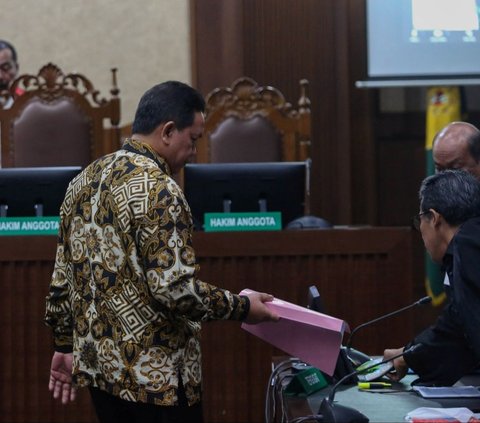 FOTO: Reaksi Achsanul Qosasi Dituntut Jaksa Penuntut Umum 5 Tahun Penjara Terkait Kasus Korupsi BTS 4G Kominfo