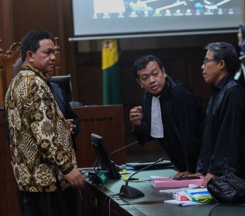 FOTO: Reaksi Achsanul Qosasi Dituntut Jaksa Penuntut Umum 5 Tahun Penjara Terkait Kasus Korupsi BTS 4G Kominfo